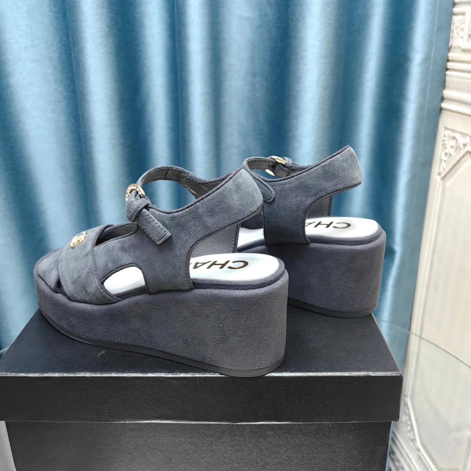 👟👟Ex-factory price 540👟👟 Top version Chanel/Chanel 24ss thick-soled lame-heeled sandals Material ☑️Fabric: patent leather/sheep ☑️Lining: sheepskin ☑️Outsole: original outsole ☑️Heel height: 7.5cm ☑️Number of yards: 35-40